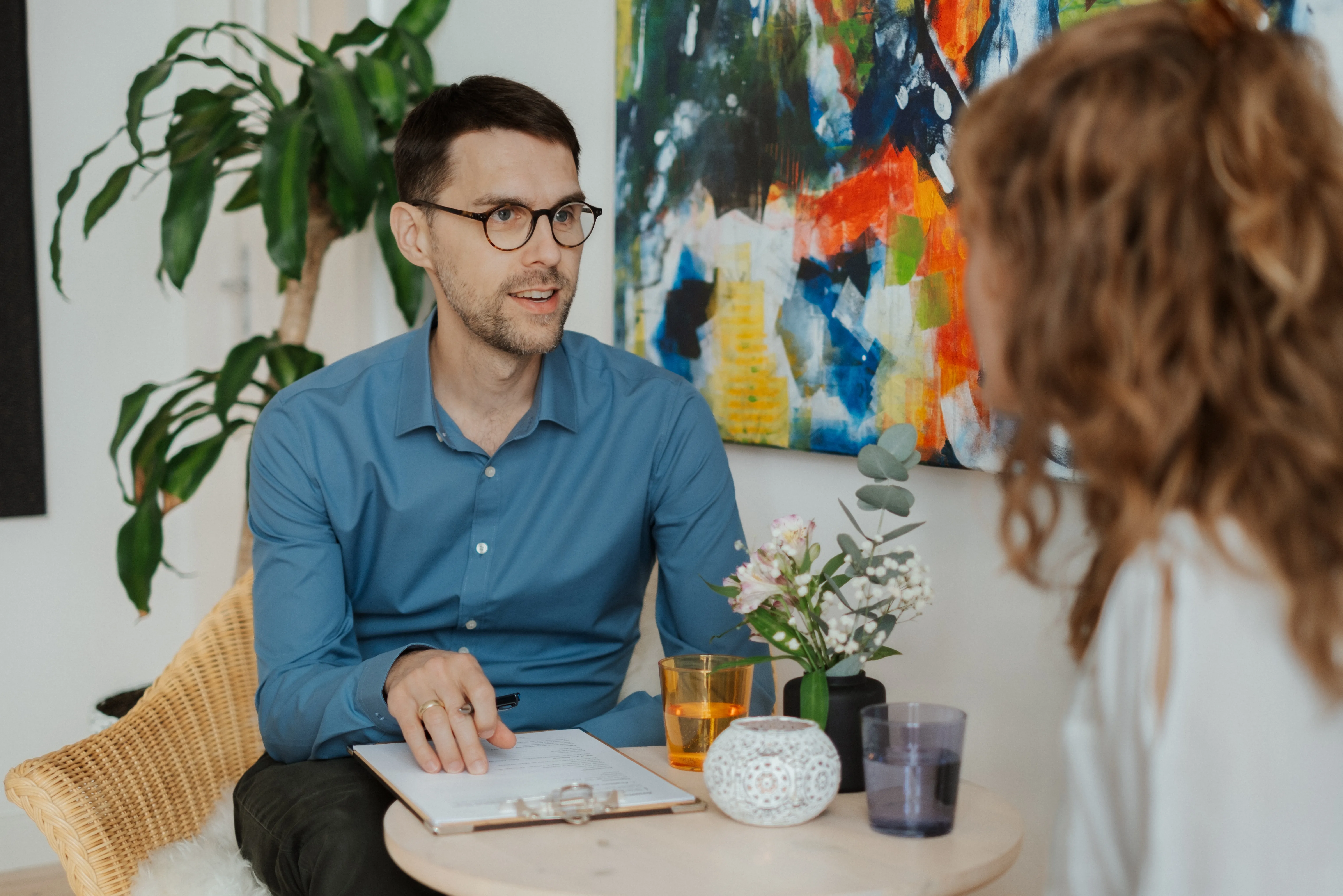 Ein Anamnesegespräch zwischen Lasse Schwarten und einer Klientin