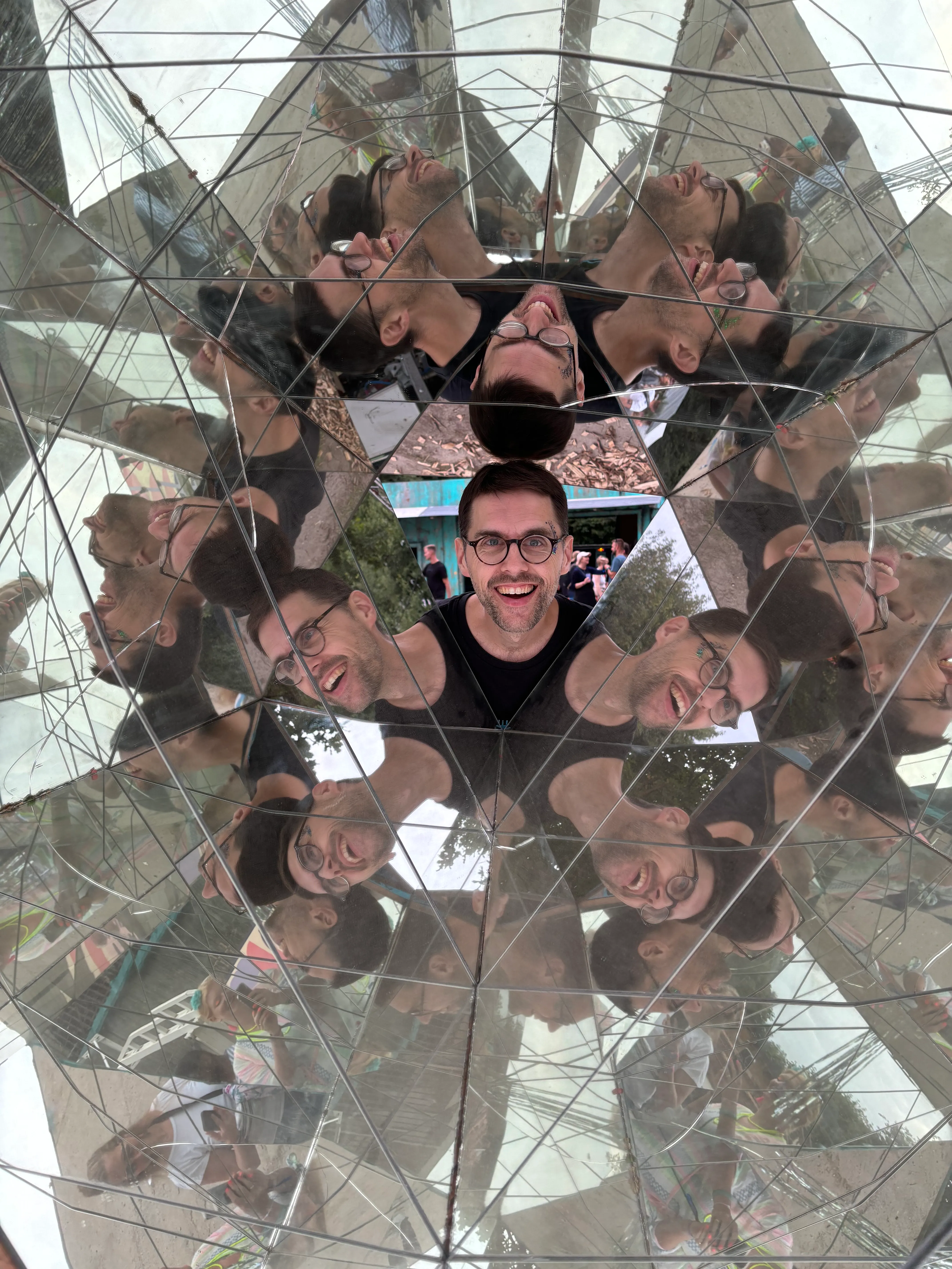 Ein kaleidoskopisches Bild von Lasse Schwarten, das die Vielschichtigkeit der Persönlichkeit symbolisiert.